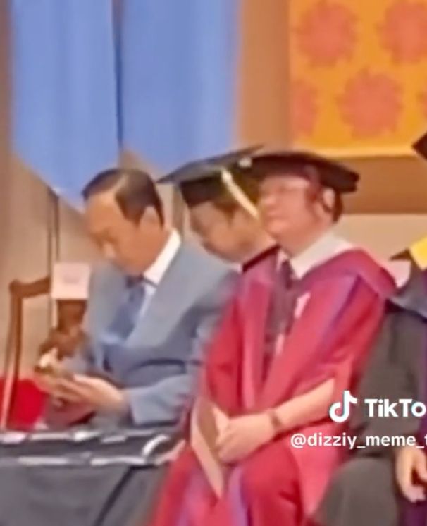 ▲郭董被同學打三通電話之後，終於拿出手機查看發生什麼事，畫面被捕捉。（圖/Tik Tok@dizziy_meme_tw）
