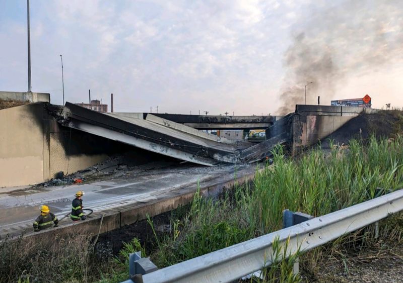 ▲美國一輛油罐車起火燃燒，導致I-95位於費城東北部的路段坍塌。（圖／美聯社／達志影像）