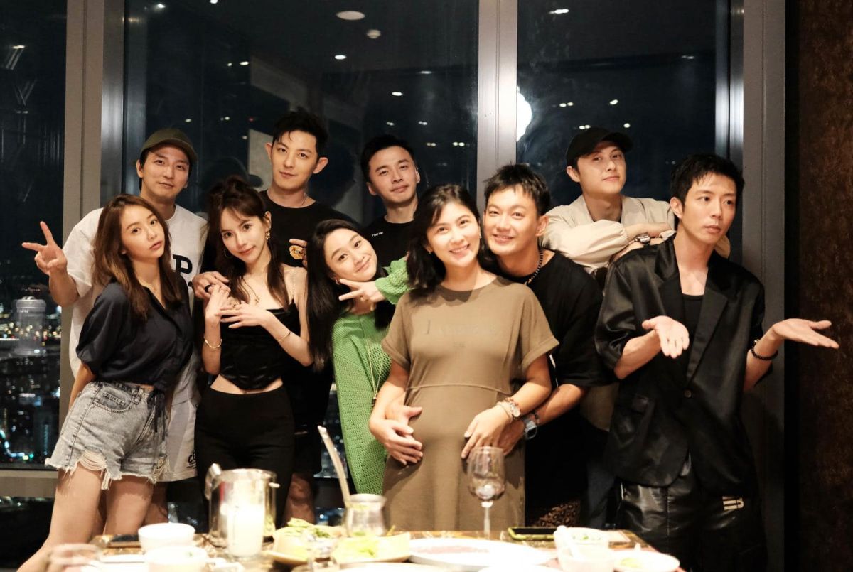 ▲小煜（左一）曬出六棒聚會的畫面，除了尚未結婚的王子（右二）和小杰（右一），其他都帶著老婆出席。（圖／翻攝自小煜臉書）