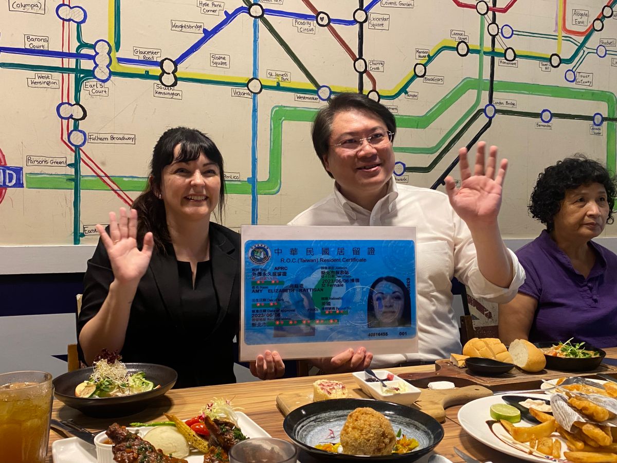 ▲內政部林右昌部長與冉庭恩（AMY）女士合影。（圖／移民署提供）