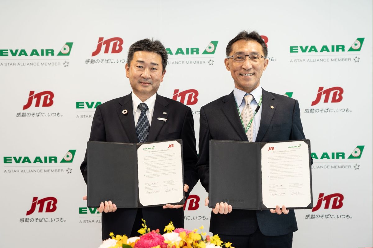 ▲長榮航空客運管理本部副總經理潘信修（右）與日本旅行社「株式會社JTB」執行董事藤原卓行（左）簽署深化合作備忘錄。（圖／長榮提供）