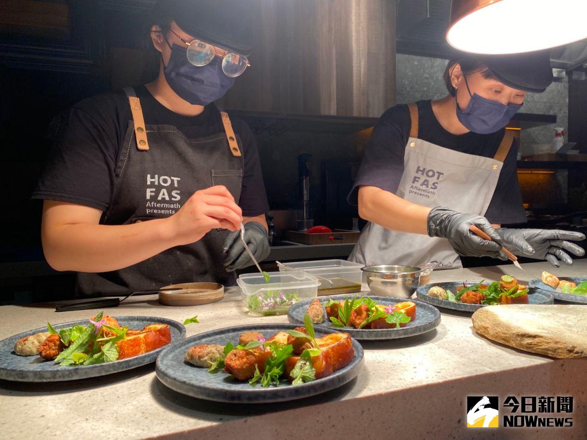 ▲台中「露Dew」餐廳，客人坐在吧台區板前看主廚料理，說菜，嘗美食，是一次讓人驚喜的五感沉浸體驗。（圖／記者金武鳳攝，2023.6.12)