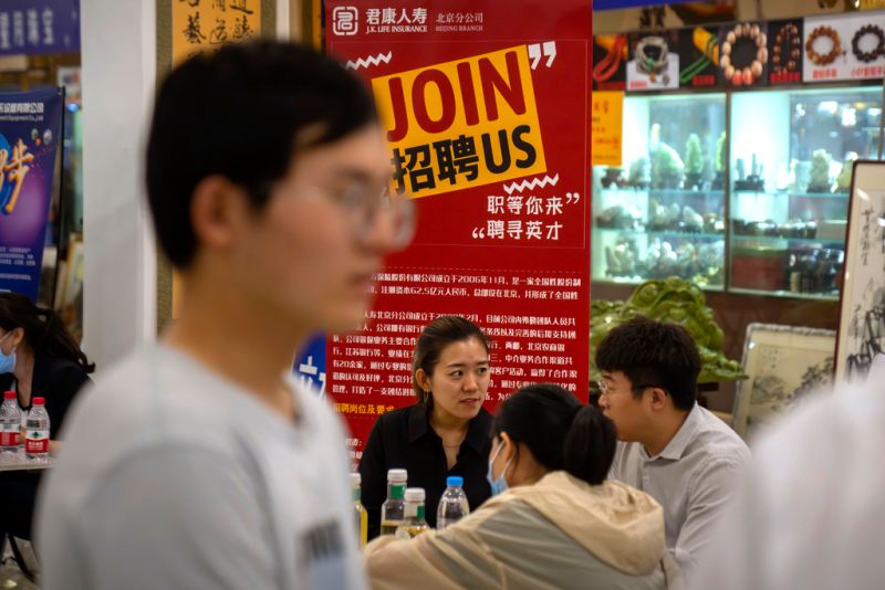 中國青年失業率「被消失」 求職者露宿街頭