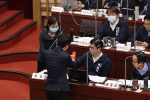 ▲高雄市議員張博洋將中國白蟻藥贈予市長陳其邁。（圖／台灣基進提供）
