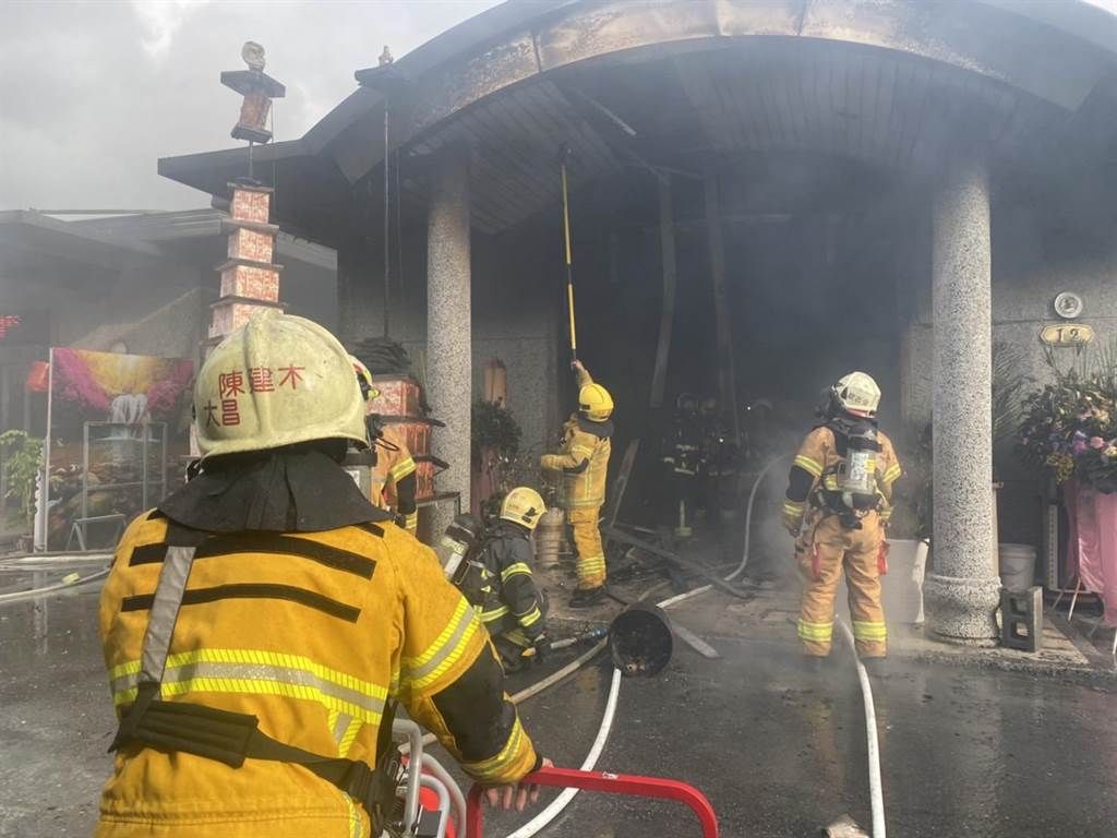 ▲高雄市立殯儀館旁一間私人禮儀會館，今（12）日下午4時許驚傳火警。（圖／翻攝畫面）