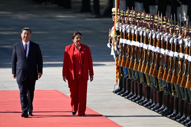 ▲與中國建交不滿三個月的宏都拉斯總統卡蕬楚（Xiomara Castro）與習近平12日完成歷史性會晤，雙方也在國事訪問後發表共同聲明。（圖／美聯社／達志影像）