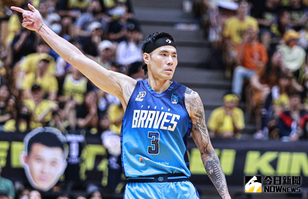 ▲富邦勇士前鋒張宗憲與知名運動品牌簽約。（資料照／記者葉政勳攝 , 2023.06.12）