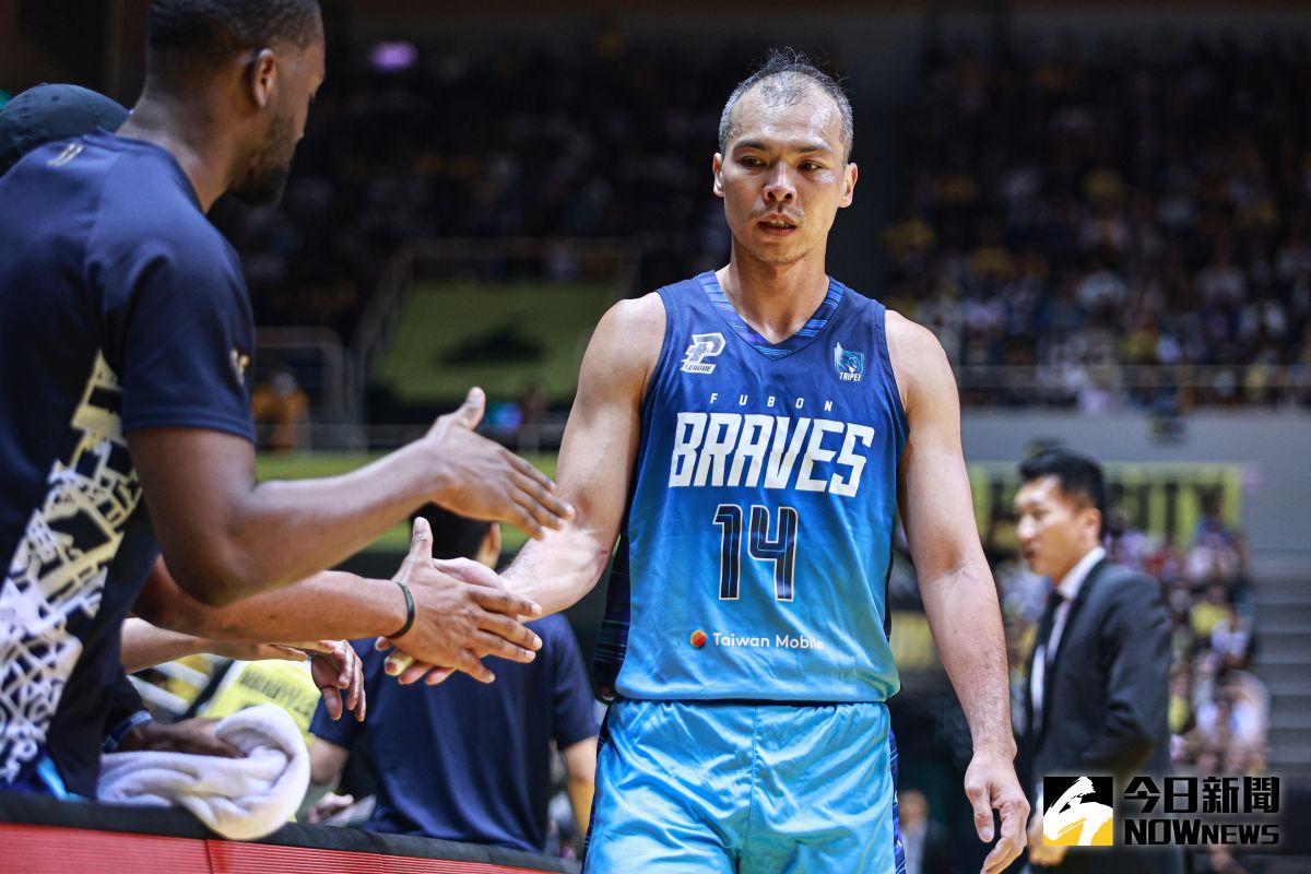 ▲富邦勇士蔡文誠右手中指骨折，今帶傷上陣成為球隊奇兵，半場攻下全隊本土最高9分。（圖／記者葉政勳攝 , 2023.06.12）