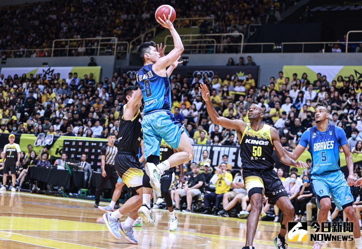 ▲富邦勇士前鋒周桂羽切入騎馬射箭投進兩分，國王球員防守不及。（圖／記者葉政勳攝 , 2023.06.12）