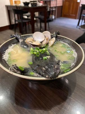 ▲雲林「圓拉麵」推出「青蛙拉麵」引起話題,一整隻帶皮青蛙就躺在拉麵裡。(圖/圓拉麵臉書) ▲雲林「圓拉麵」推出「青蛙拉麵」引起話題,一整隻帶皮青蛙就躺在拉麵裡。(圖/圓拉麵臉書)