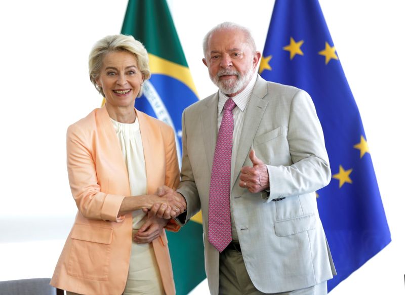 ▲巴西總統魯拉12日在巴西利亞總統府高原宮會見歐盟執委會主席范德賴恩。（圖／美聯社／達志影像）
