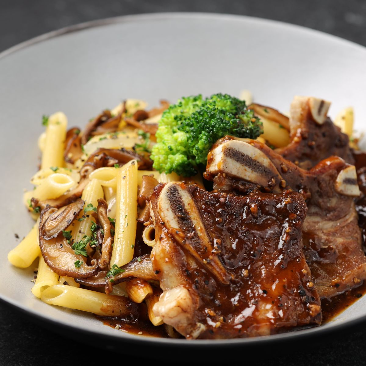 ▲晶華酒店的外帶外送平台推出「618購物雙周年慶」，包含黑胡椒牛排筆管麵在內的「五星獨饗餐」，推出自取買一送一的優惠。（圖／晶華酒店提供）