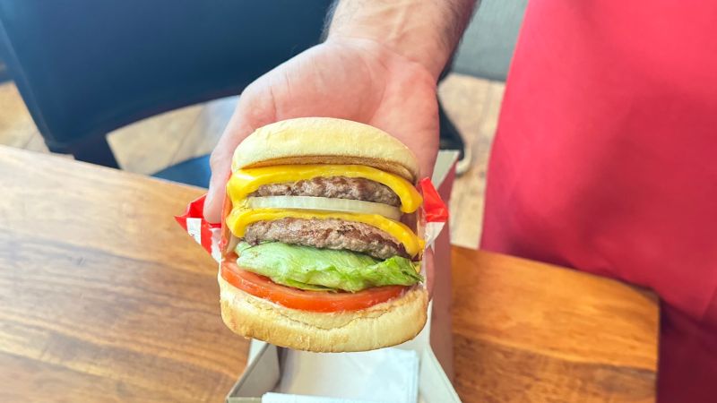 ▲In-N-Out Burger被許多人封為到美國西岸一定要吃到的美食之一，今（13）日到台灣快閃，600個漢堡名額全部秒殺一空。（圖／民眾提供）