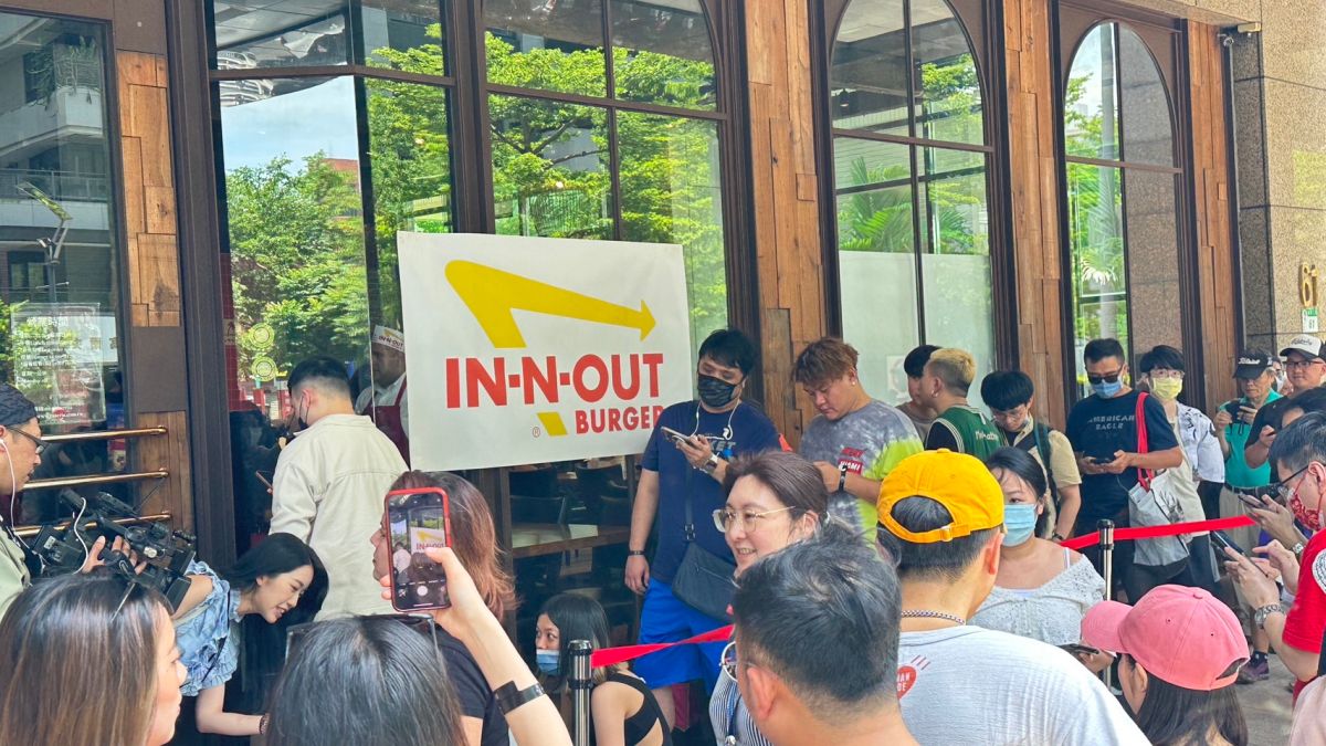 ▲美國知名漢堡品牌「In-N-Out」今（13）日來台快閃開賣一天，引發許多民眾前往排隊想要嘗鮮。沒想到現場還開賣不到1小時，600個漢堡就已經完售一空。（圖／民眾提供）
