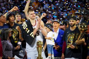 Nikola Jokic率領丹佛金塊奪下隊史首冠,球隊中鋒Nikola Jokic打破驚人紀錄,奪下FMVP。(圖/美聯社/達志影像) ▲Nikola Jokic率領丹佛金塊奪下隊史首冠,球隊中鋒Nikola Jokic打破驚人紀錄,奪下FMVP。(圖/美聯社/達志影像)