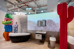 ▲蕭青陽以「亞利桑那之旅」出發設計夢想浴室，黑白色的浴缸在他眼中變成橫臥在沙漠中的鯨魚。（圖／特力屋提供）