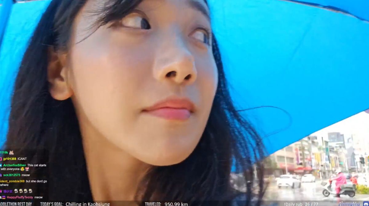 ▲昨（12）日企鵝妹選擇在高雄多停留一日到處逛逛，沒想到直播途中，台灣「行人地獄」的現況卻以直播方式被全球網友看見。（圖／Jinnytty）