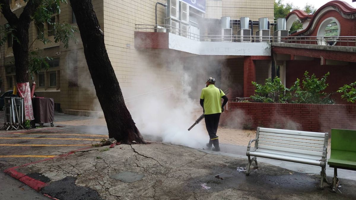 ▲因應全國首例本土登革熱，高市除構築鄰近台南６行政區防火牆外，今天下午也立即針對個案活動地周邊同步進行孳生源清除暨緊急噴藥滅蚊等各項緊急防治工作。（圖／高市府提供）