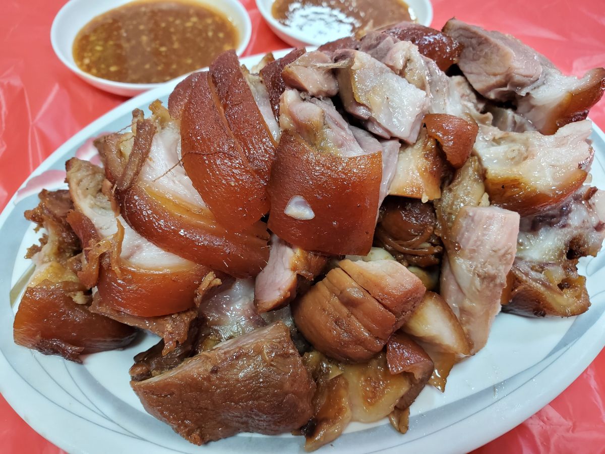 ▲前主播谷懷萱日前與丈夫體育主播徐展元前往屏東遊玩，在臉書指控當地一間豬腳名店「硬加菜收錢」。被控店家回應了。（圖／谷懷萱臉書）