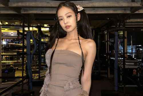 Jennie激短褲超不自然！還疑似「護墊外露」　時裝周穿搭被酸廉價
