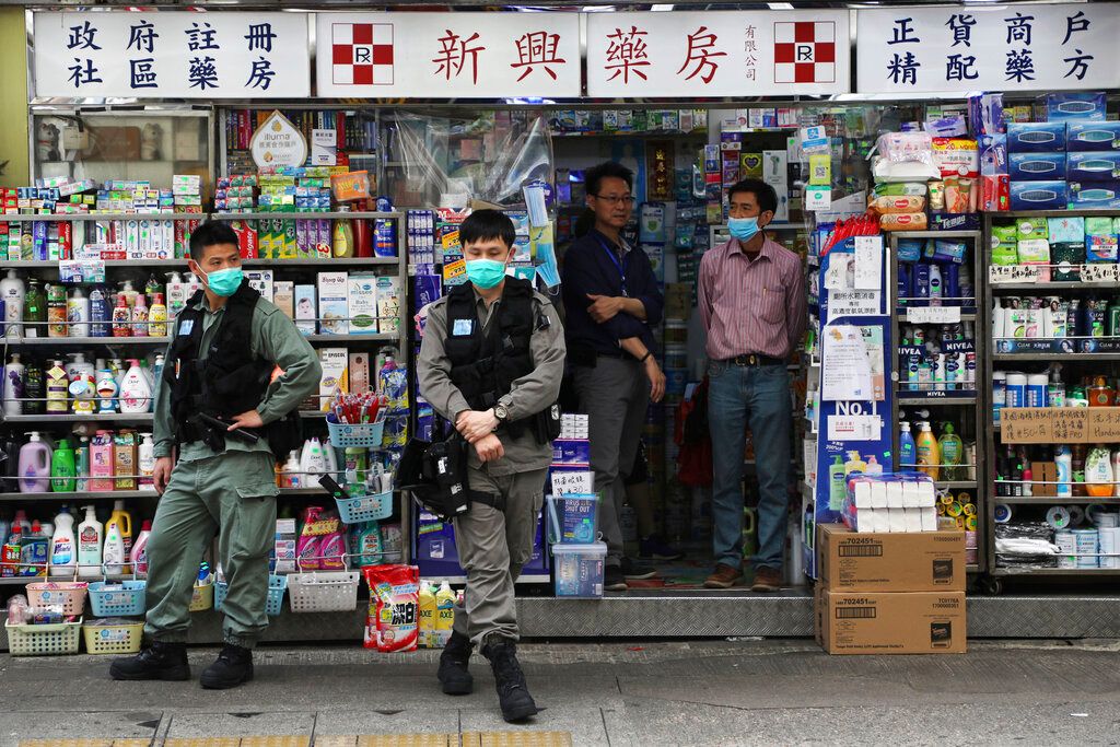 ▲香港當局今天宣布最多輸入2萬名外勞計畫，其中建造業占1萬2000人，運輸業占8000人；香港於2月解除防疫限制及社會復常後，多個行業都出現勞工不足問題，加上人口老化，令問題更嚴重。（圖／美聯社／達志影像）