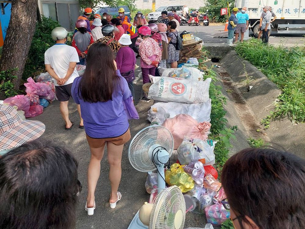 ▲圖為民眾持指定資源回收物跟清潔隊兌換5倍環保局自製之廚餘培養土現場（圖／台南市環保局提供）