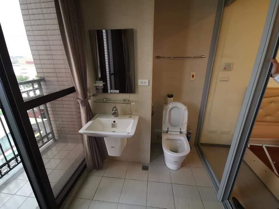 ▲網友分享這間套房的「衛浴」設施，規劃在陽台與房間之間，以落地玻璃門隔開。（圖／翻攝奇葩裝潢分享中心臉書）