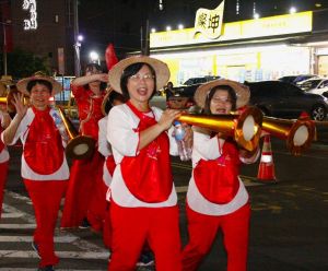 ▲桃園藝閣車傳統特色為人力拉車方式，傳統組以在地民間習俗、忠孝節義故事，或小說戲曲為主題，搭配亭臺樓閣的神話進行設計。（圖／桃園市文化局提供）