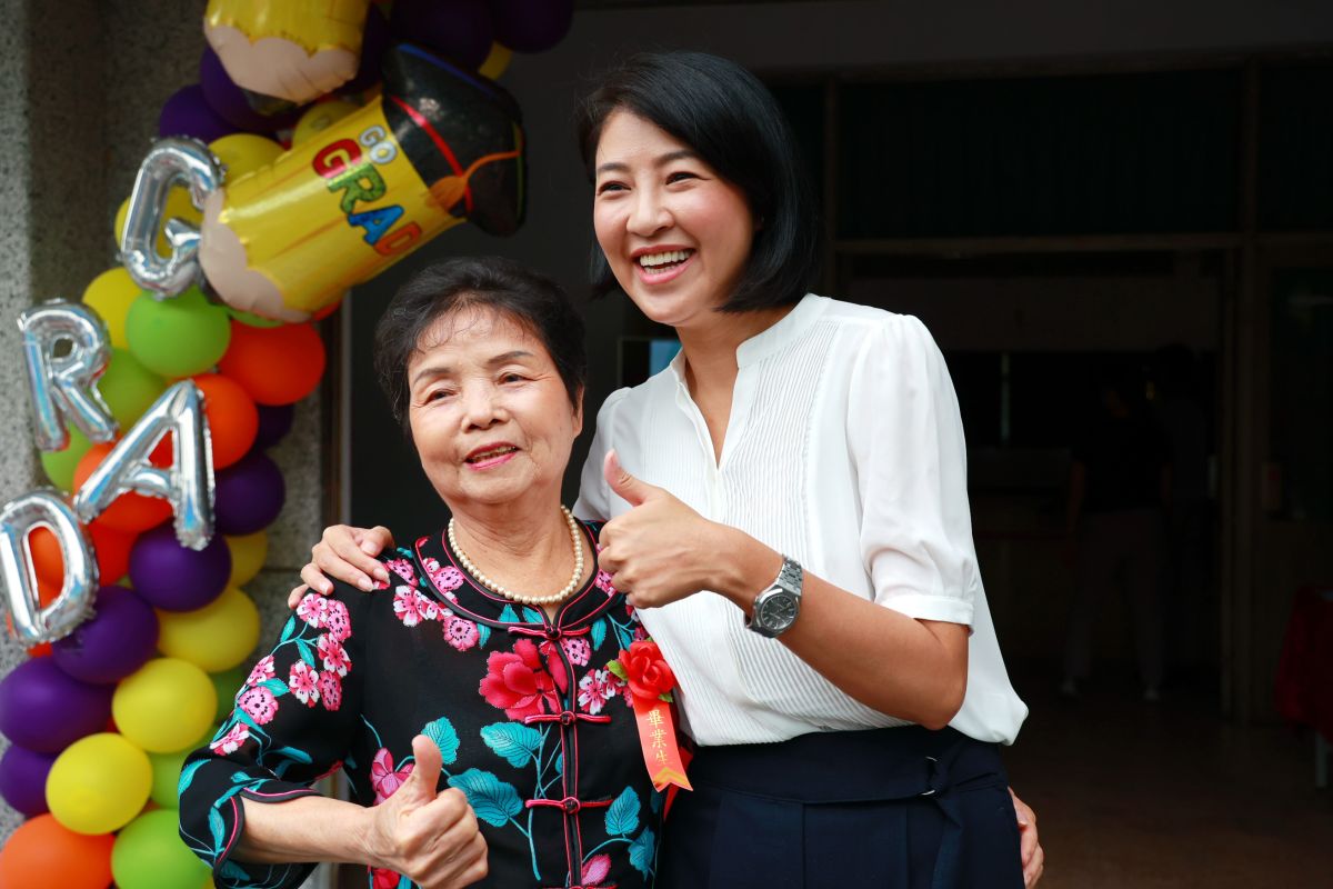 ▲80歲的邱張圓妹女士在13日參加國中畢典。（圖／南投縣政府）