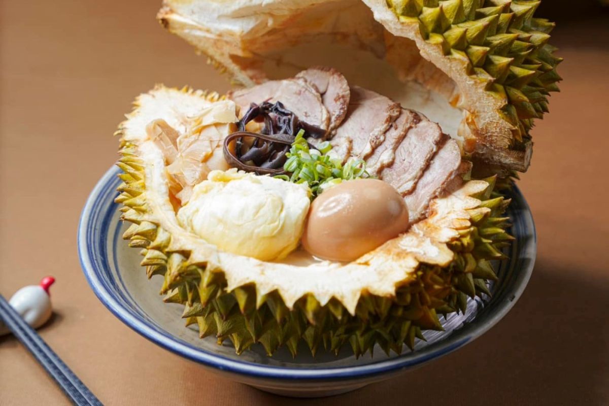 ▲繼大王具足蟲拉麵、青蛙拉麵之後，高雄有業者推出榴槤拉麵，將榴槤入湯頭，還吃得到新鮮榴槤。（圖／取自山禾堂拉麵（岡山店）臉書粉專）