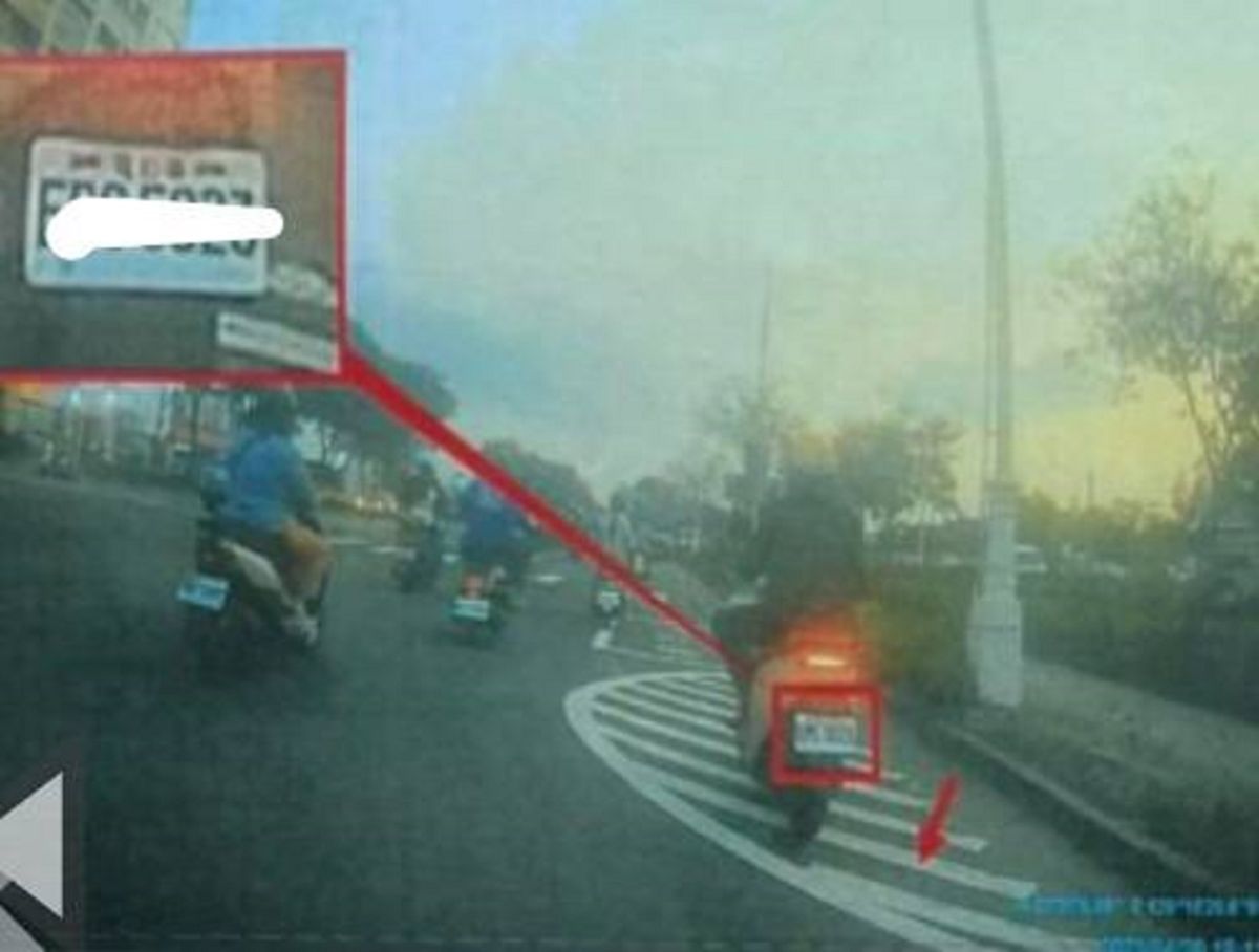 ▲高雄凱旋四路和忠誠路口，交通局劃槽化線跟待轉區一樣大，每輛機車幾乎都是直接騎過槽化線再待轉，就因為這個壓線動作，有騎士遭開罰900元。（圖／截自高雄五甲大小事）