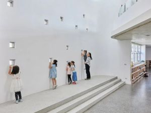 ▲建築師林柏楊受女兒啟發，設計「新竹市三民國小附設幼兒園」，牆壁視平線上隨機開設的小洞引發孩子們的好奇心。（圖／境衍設計 林柏陽建築師事務所）
