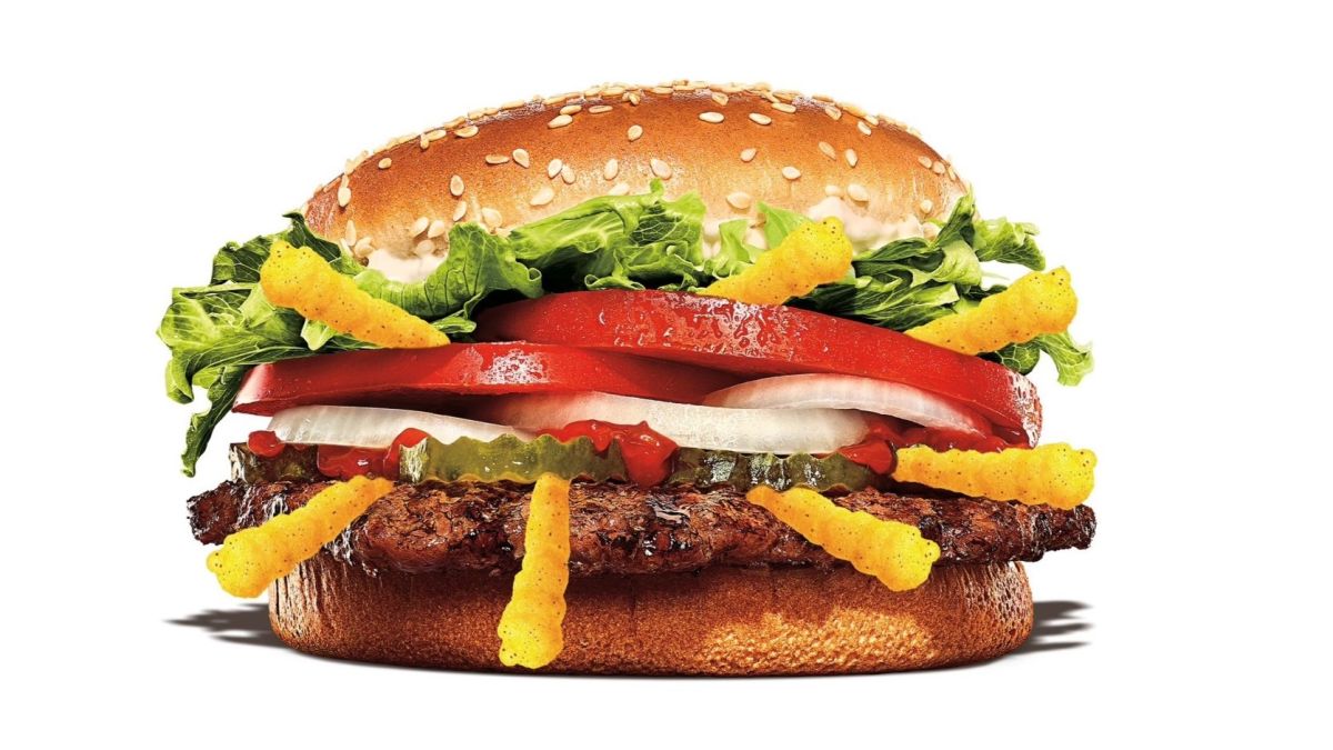 ▲漢堡王6月華堡日免費送小華堡，再加送奇多玉米棒，打造「海盜桶」吃法。（圖／業者提供）