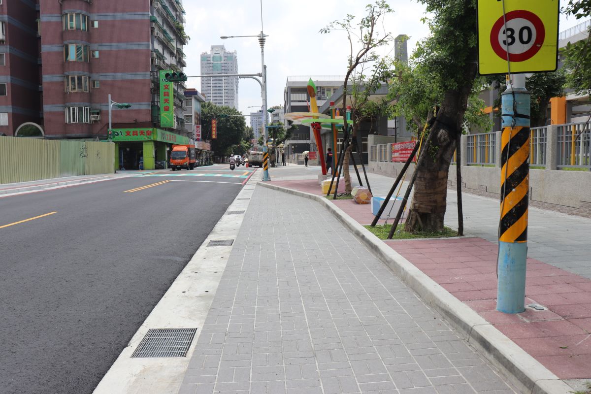 ▲新北市政府工務局歸納人行環境改善常用工程手法提出「箱、護、縮、道、騎、公、通」（諧音：相互說到齊溝通）7字訣。（圖 ／新北市政府工務局提供）