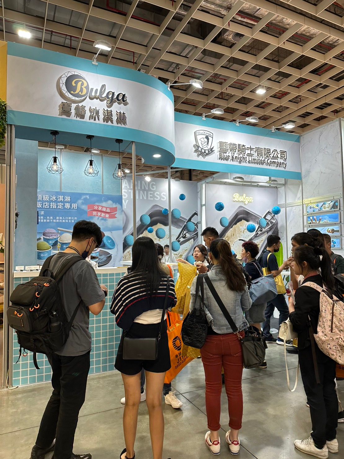 ▲台中在地品牌寶格冰淇淋，首次參加台北食品展，現場展出十款冰淇淋口味，吸引大批民眾與業者佇足參觀品嚐。（圖／寶格提供）