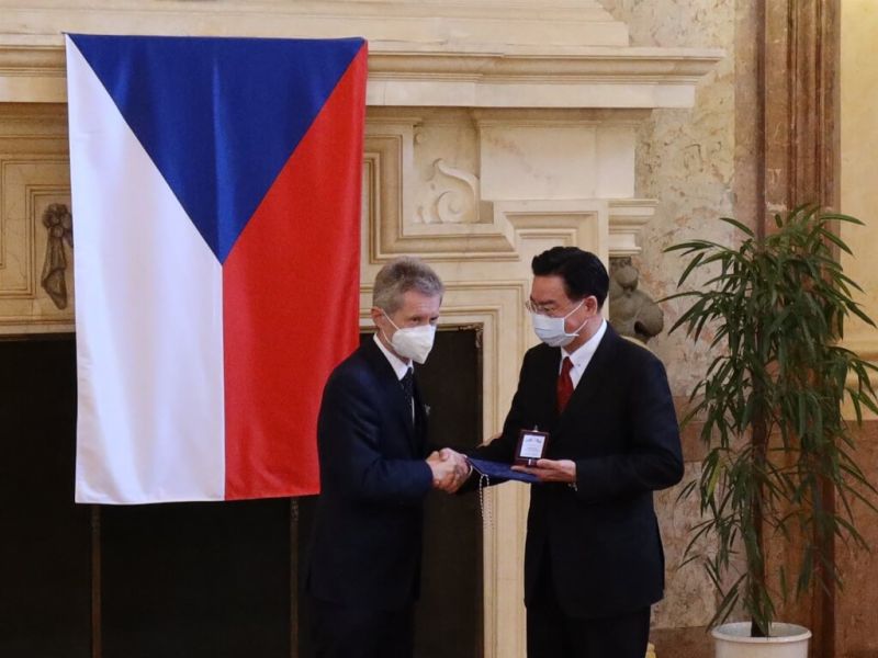▲圖為2021年外交部長吳釗燮（右）獲捷克參院議長維特齊頒發銀質獎章。（中央社檔案照片）