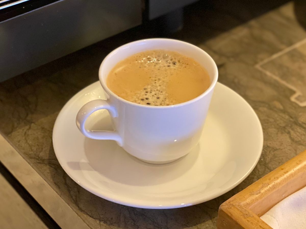 ▲咖啡杯為何總要搭配底盤，專家公開真實用途，不是給你放湯匙或奶精的，而是要防止咖啡溢出與咖啡杯滑動，可能讓人燙傷。（圖／記者葉盛耀攝）