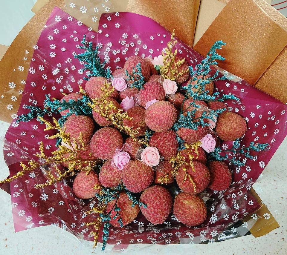 ▲有位巧手媽媽，竟使用荔枝製作出「超狂花束」，讓兒子的高中導師收到超級感動，甚至回家還能吃下肚。（圖／網友Hsu Susu授權使用）