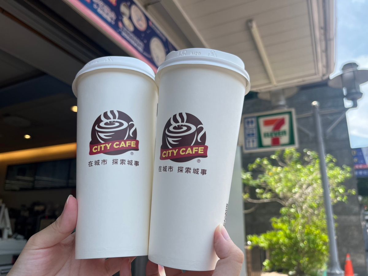 ▲補班日超商推出限定咖啡優惠，7-11燕麥系列買2送1。（圖／記者鍾怡婷攝）