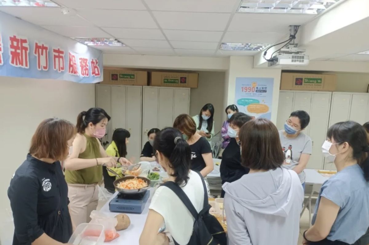 ▲新住民體驗夏日必吃美食「越南生春捲」。（圖／移民署）