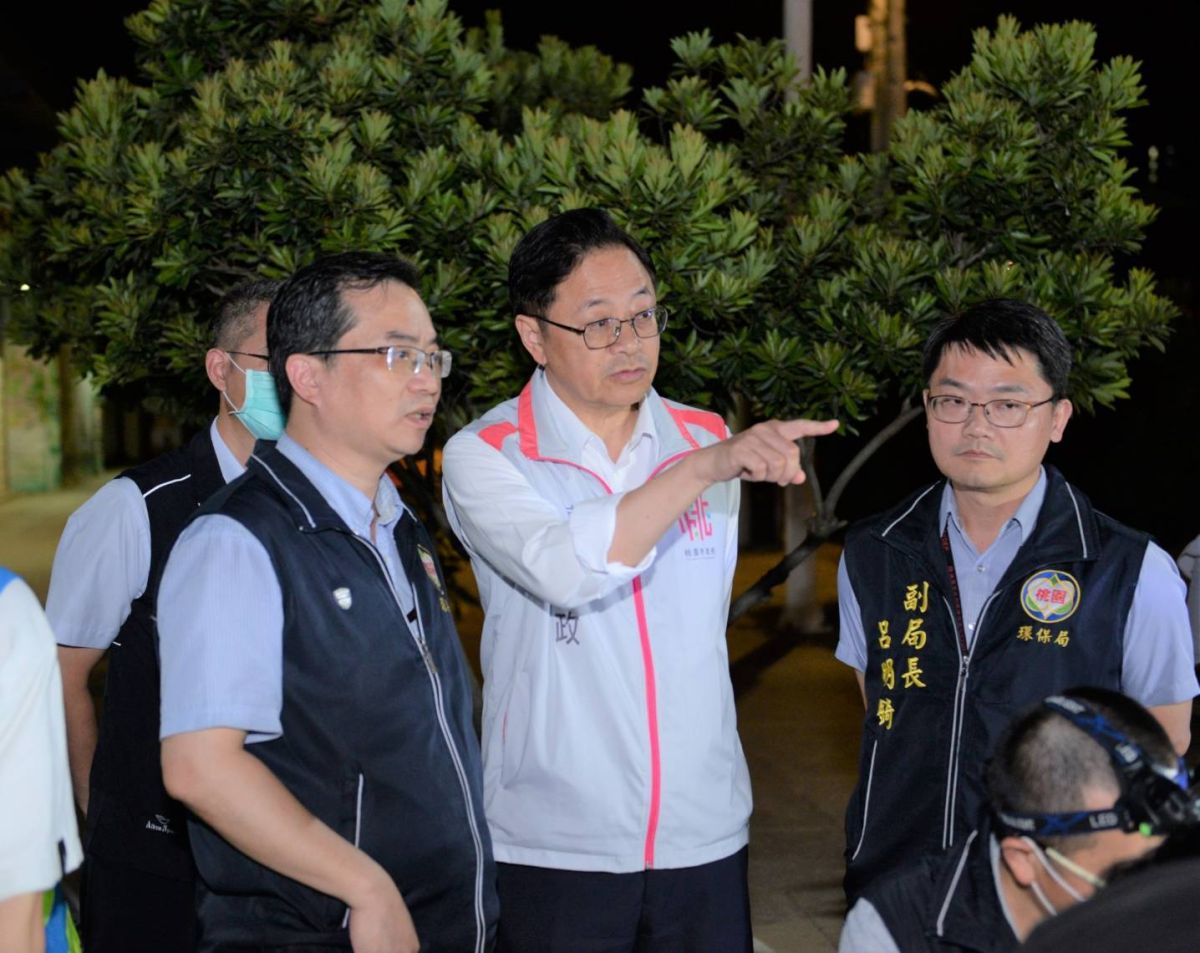 ▲張善政昨日深夜前往楊梅視察執行「改裝噪音車聯合攔檢」勤務，同時表示桃市府會全力執行「靜桃計畫」，盼「還靜於民」，讓市民享有不受噪音干擾的生活品質。（圖／桃園市政府提供）