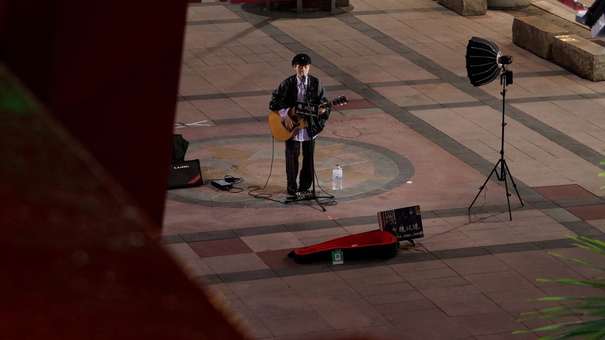 ▲在街頭藝人登記制上路之後，街頭藝人陳以謙表示，光是信義威秀的展演場地就有將近60人抽籤，競爭相當激烈。（圖／記者葉志明攝）