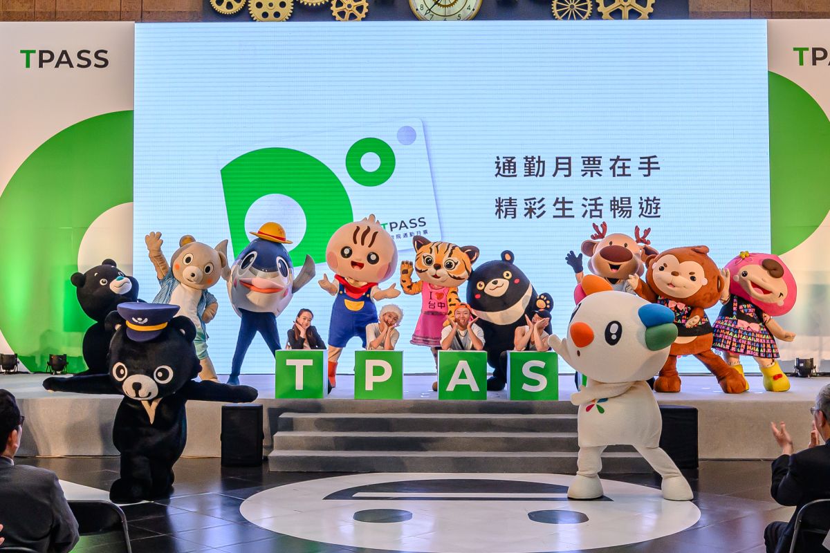 ▲交通部今（14）日於台北車站大廳舉辦全國啟動記者會，宣布北中南生活圈通勤月票預計在7月1日上路啟用。（圖／交通部提供）