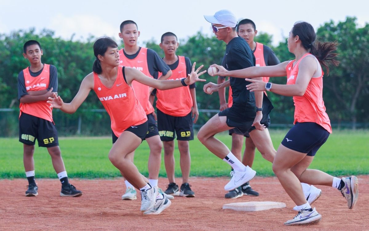 ▲長榮航空城市觀光馬拉松校園深耕巡迴在台東新生國中及屏東恆春國中分別登場，長榮航空邀專業團隊為將近200名來自鄰近不同學校的學生，包括紮實的暖身、繩梯、飛盤、跨欄、大隊接力等結合遊戲與體能的運動項目。官方提供
