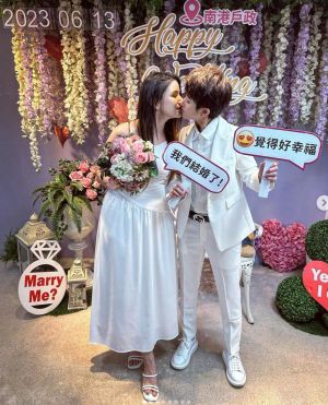 ▲鄭靚歆(右)昨日在IG公布結婚喜訊。(圖/翻攝鄭靚歆IG) ▲鄭靚歆(右)昨日在IG公布結婚喜訊。(圖/翻攝鄭靚歆IG)