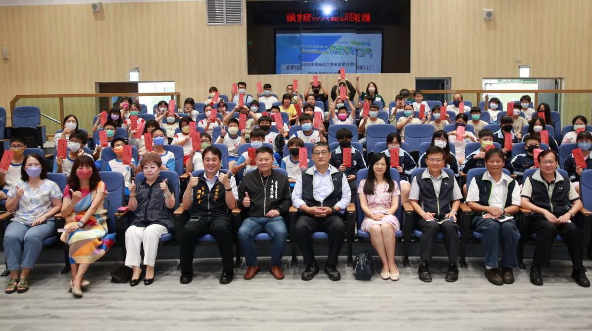 ▲台灣電力公司大林發電廠舉辦獎助學金頒發活動，由廠長孫禹華(前排右5)主持。(圖／記者黃守作攝，2023.06.14)