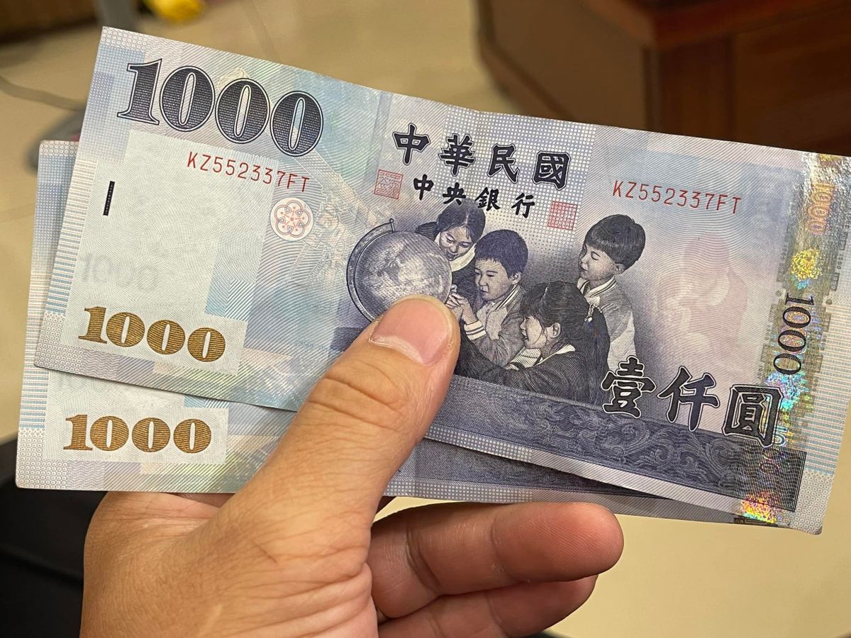 ▲擁有61萬人訂閱的YouTuber「宅水電」梁師傅，收到客人給的2千元車馬費。（圖／宅水電臉書）