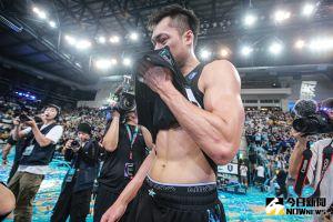 118:104戰勝新北國王,通過所有考驗,完成職籃首次的3連霸。賽後球隊精神領袖「野獸」林志傑也留下了英雄淚。 ▲118:104戰勝新北國王,通過所有考驗,完成職籃首次的3連霸。賽後球隊精神領袖「野獸」林志傑也留下了英雄淚。(圖/葉政勳攝)