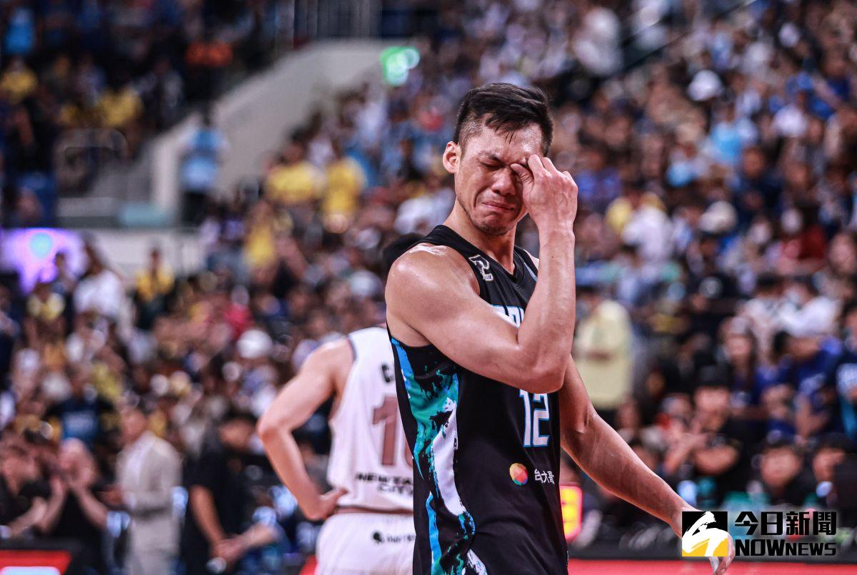 ▲富邦勇士118:104戰勝新北國王，通過所有考驗，完成職籃首次的3連霸。賽後球隊精神領袖「野獸」林志傑也留下了英雄淚。（圖／葉政勳攝）