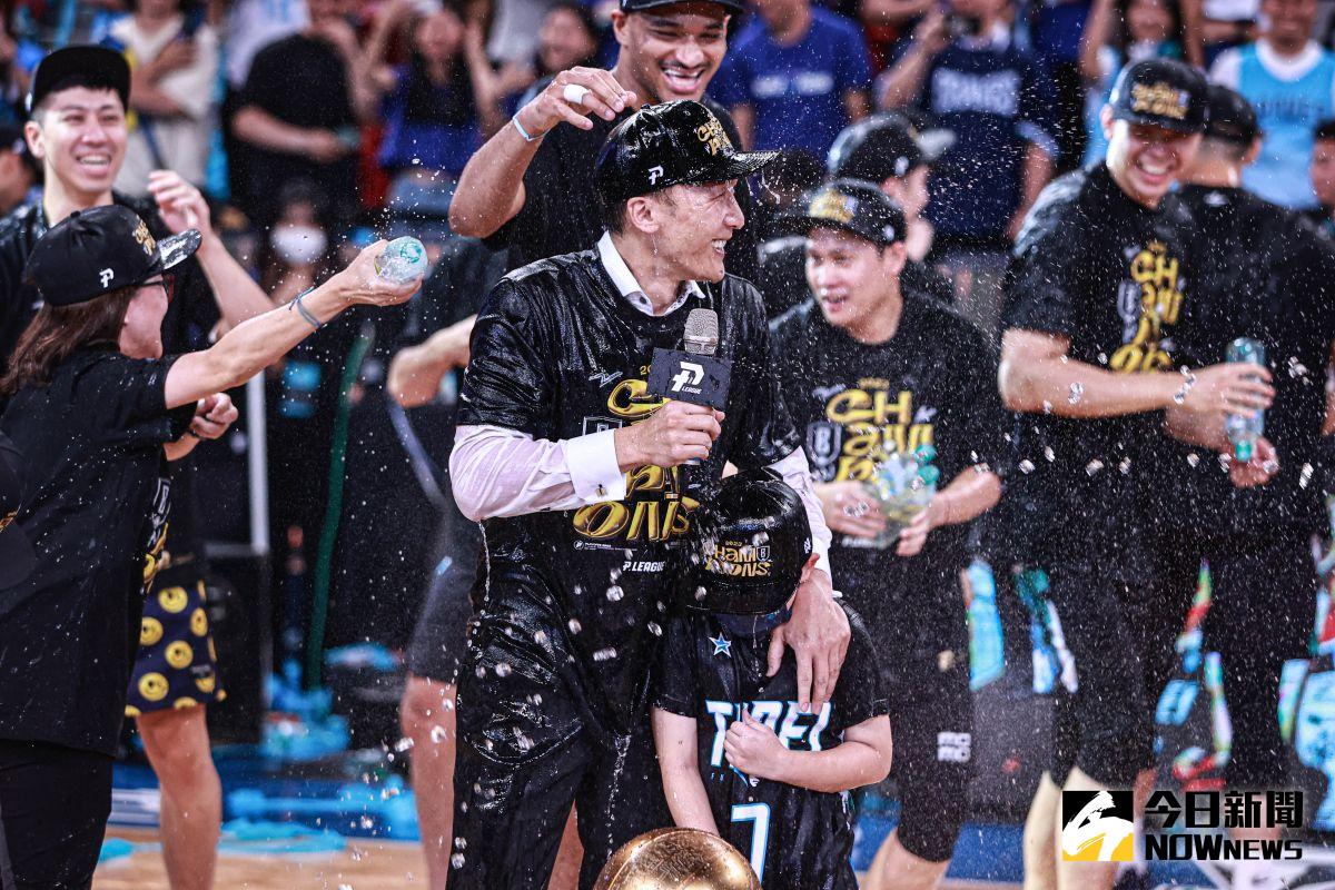 ▲富邦勇士總教練許晉哲帶隊拿下總冠軍賽三連霸。（圖／記者葉政勳攝 , 2023.06.14）